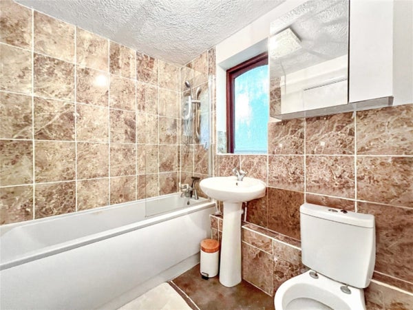 Flat Sycamore Court in London
