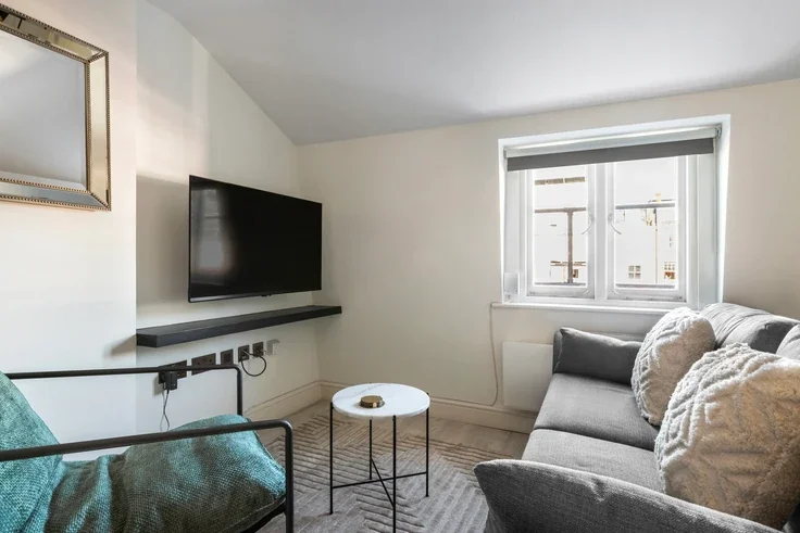 Flat Spring Street in City of Westminster
