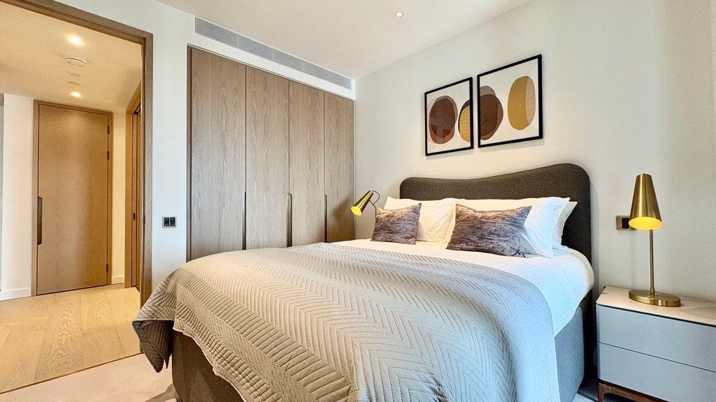 Flat Nine Elms Lane in Greater London
