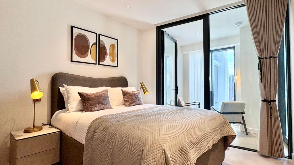 Flat Nine Elms Lane in Greater London