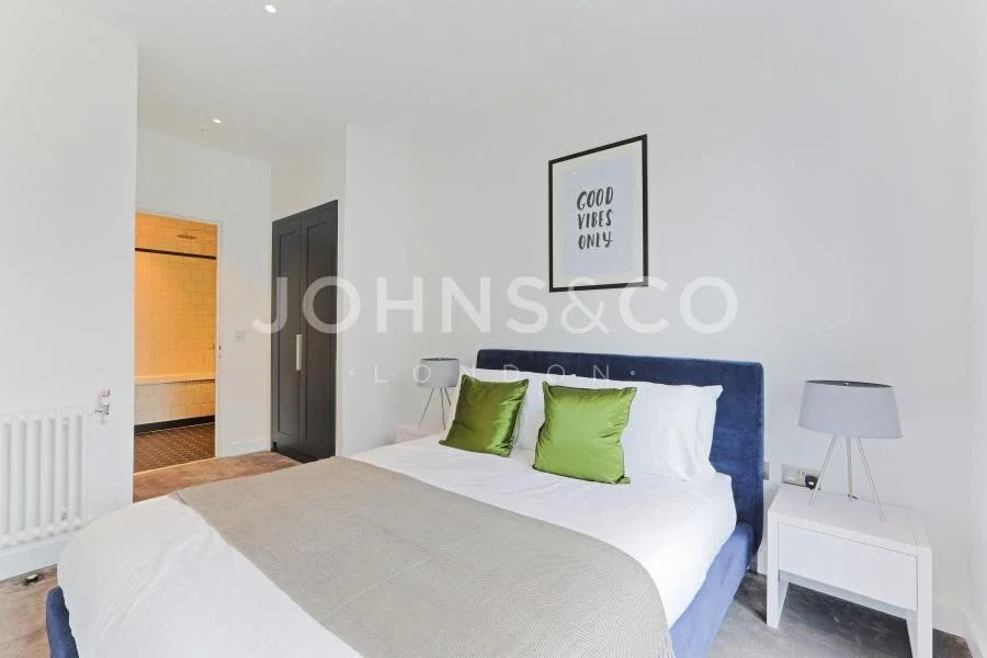 Flat Botanic Square in Greater London