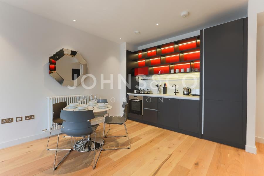 Flat Botanic Square in Greater London