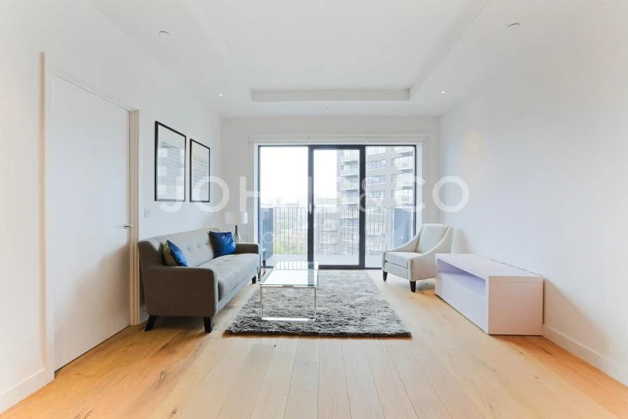 Flat Botanic Square in Greater London