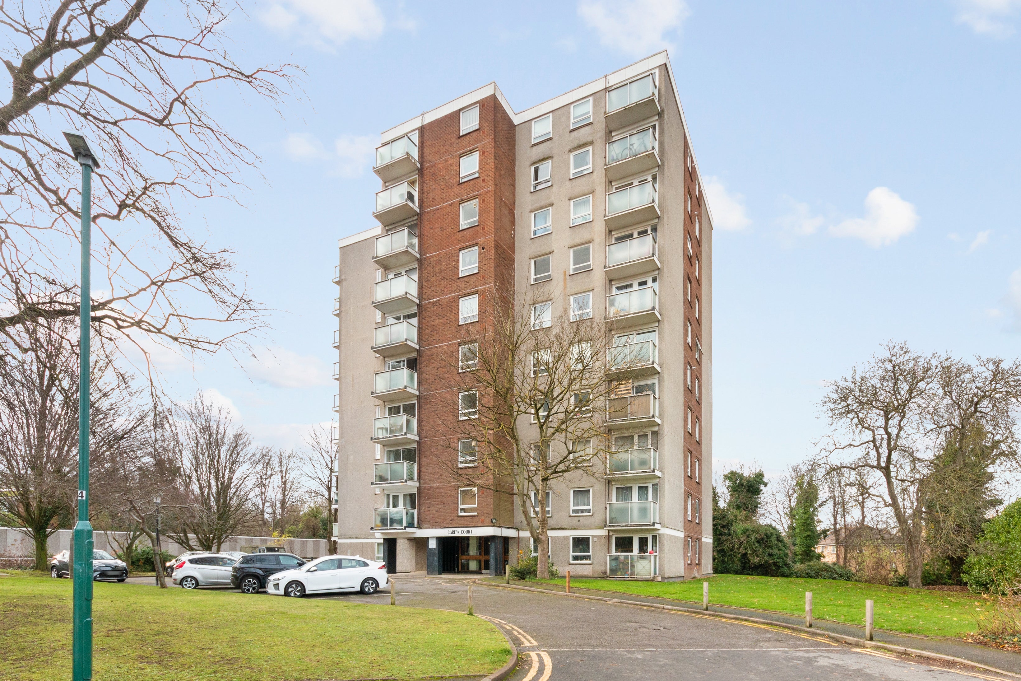 Flat Basinghall Gardens in Greater London