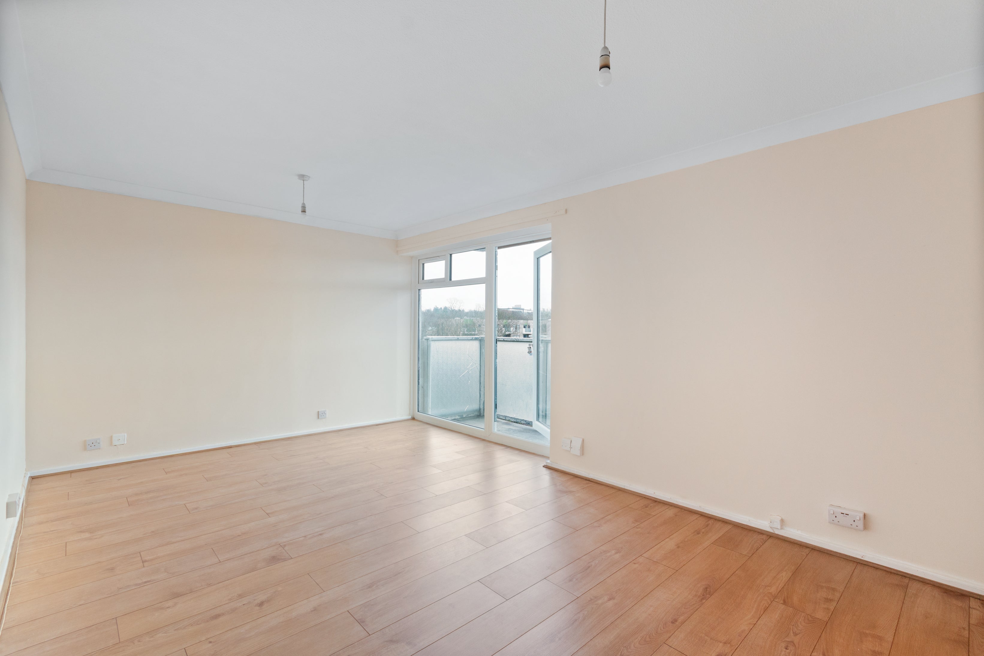Flat Basinghall Gardens in Greater London