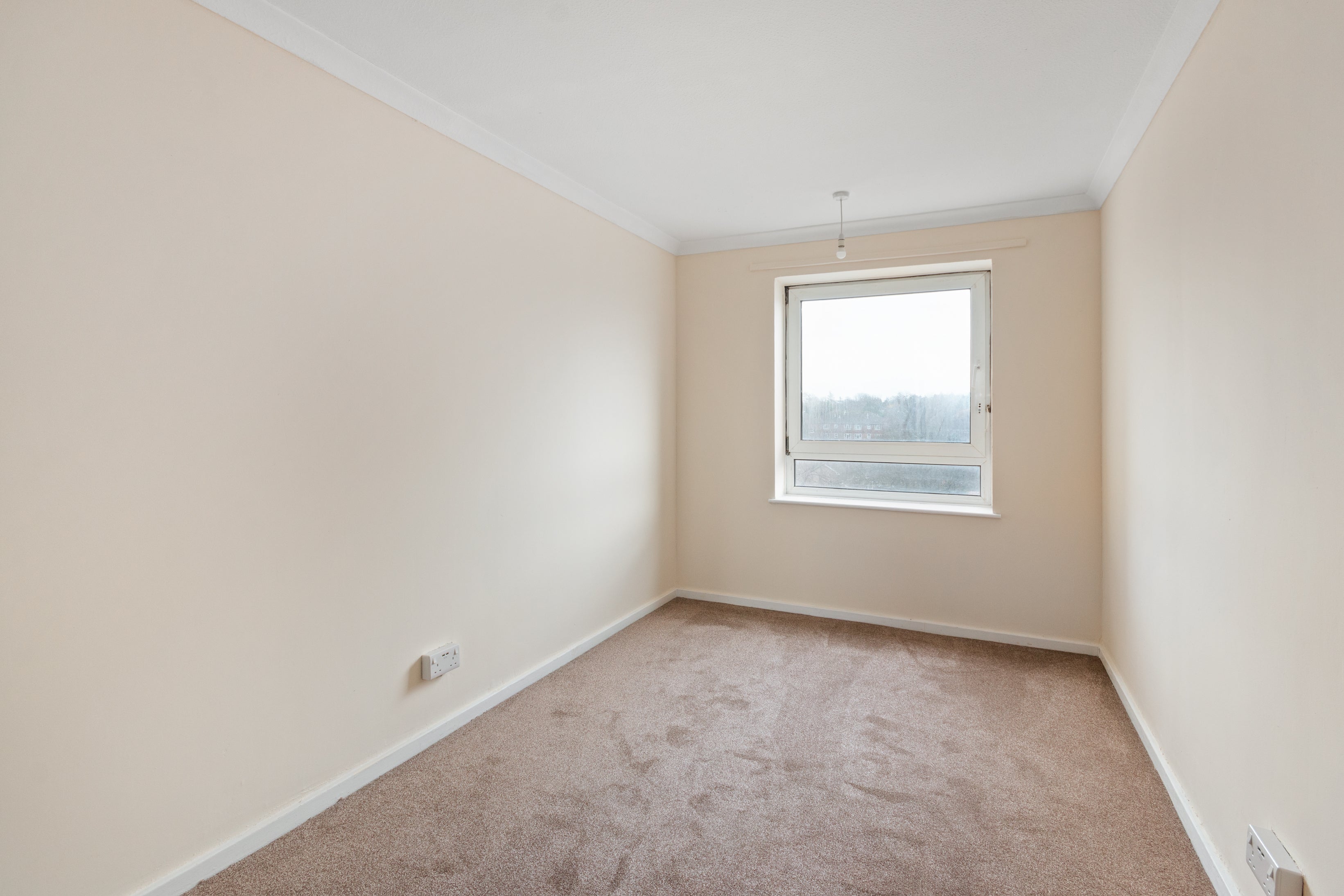 Flat Basinghall Gardens in Greater London