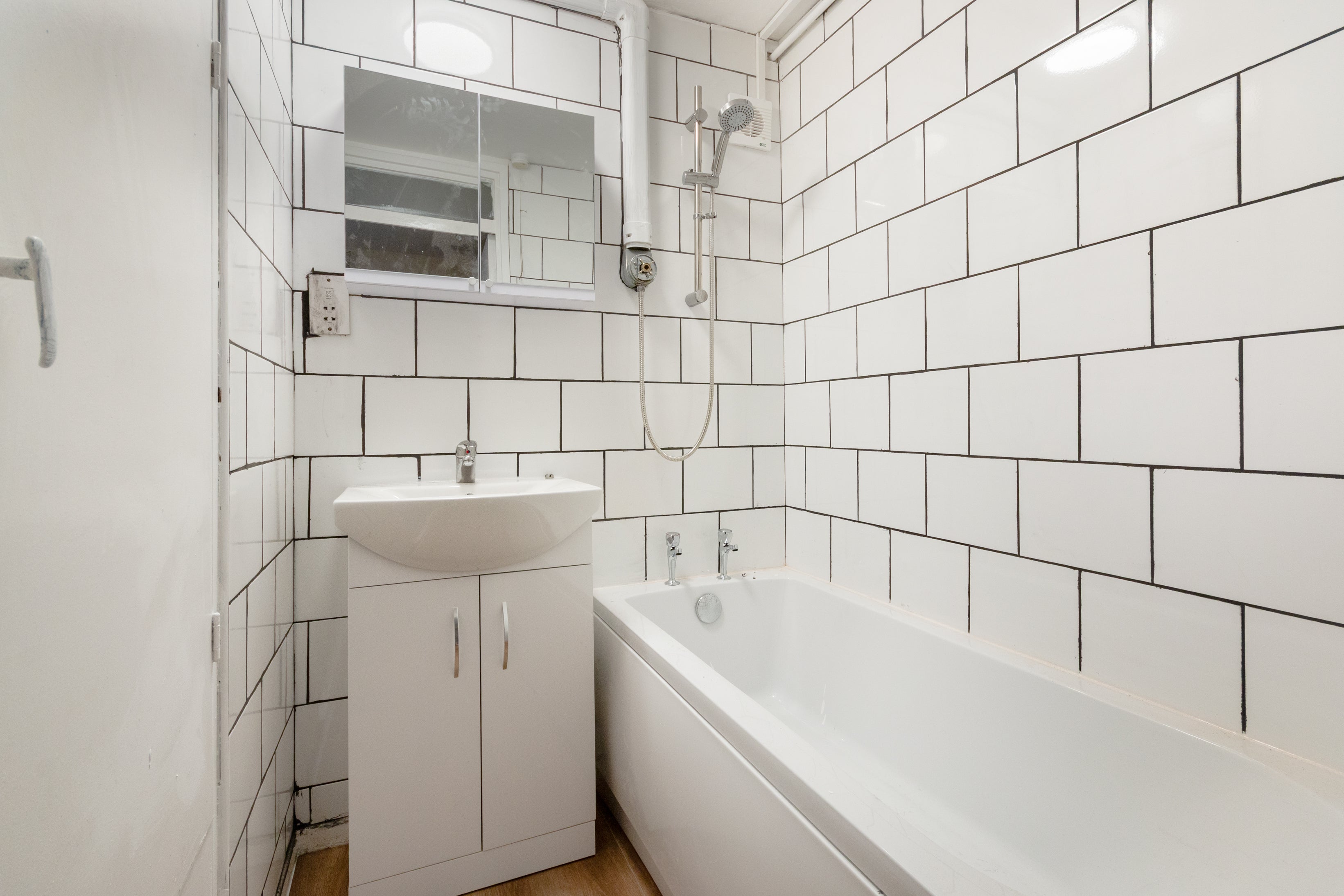 Flat Basinghall Gardens in Greater London
