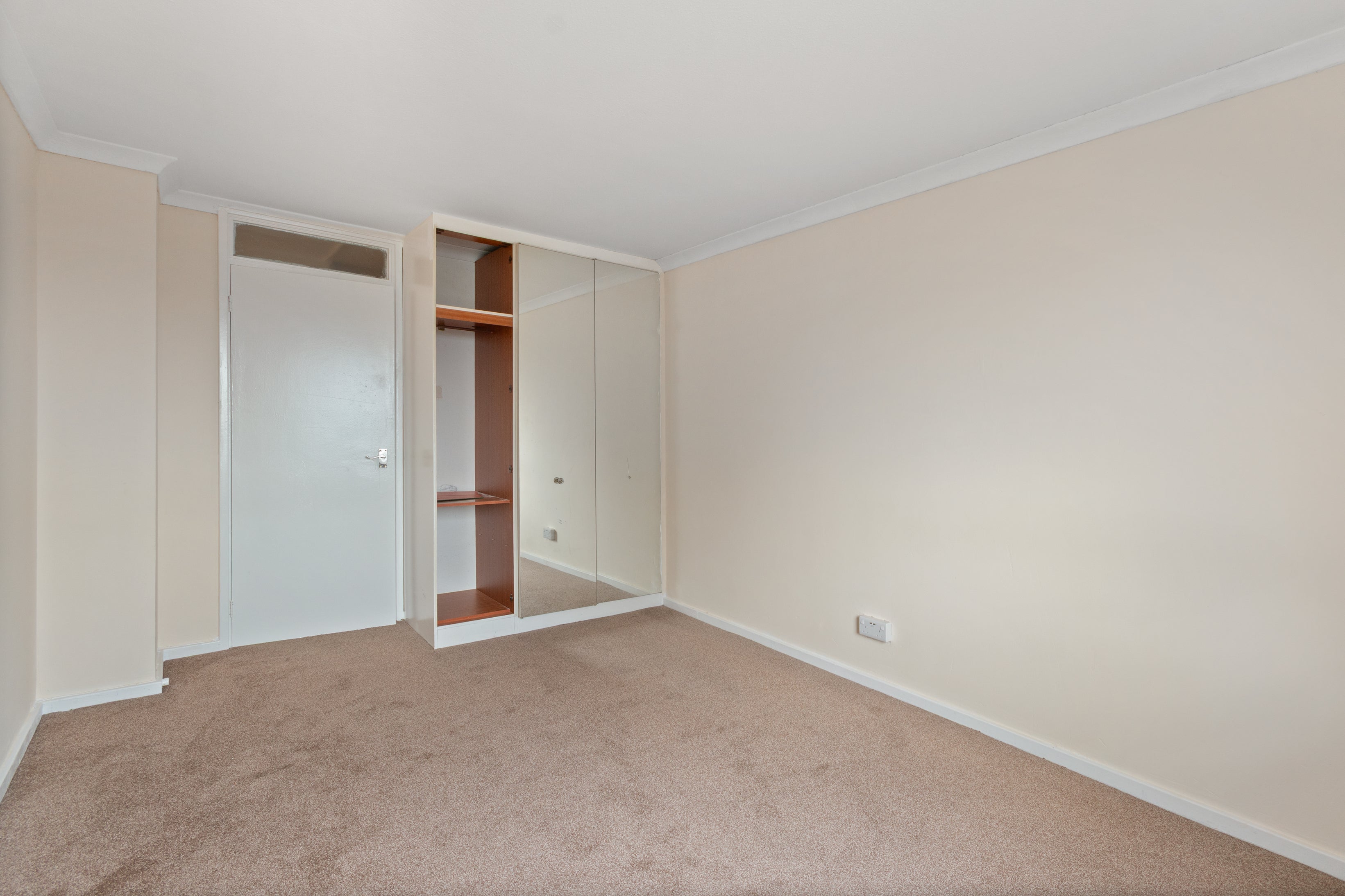 Flat Basinghall Gardens in Greater London