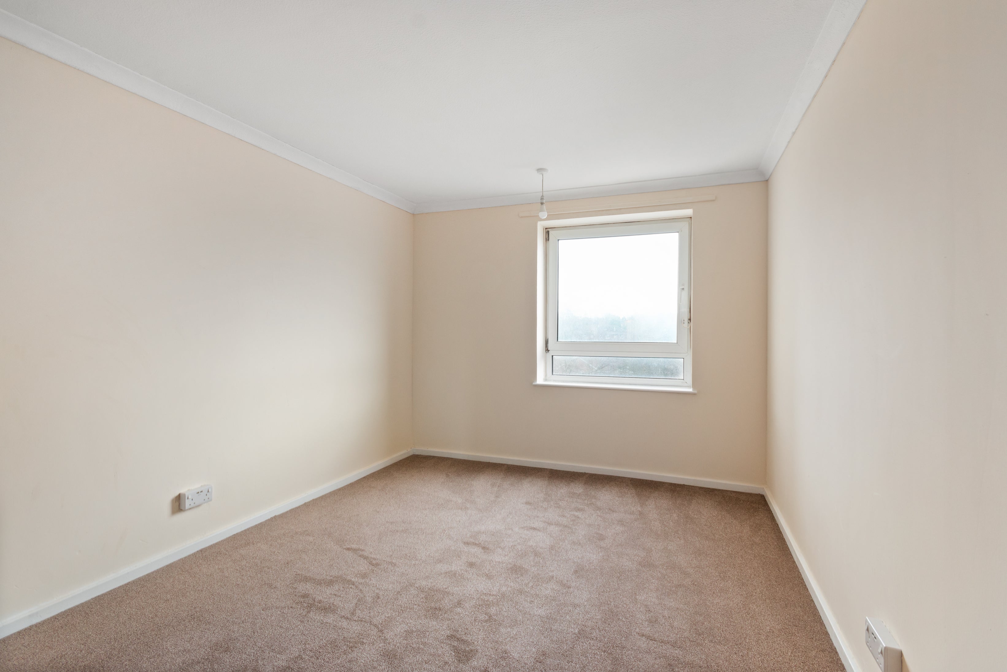 Flat Basinghall Gardens in Greater London