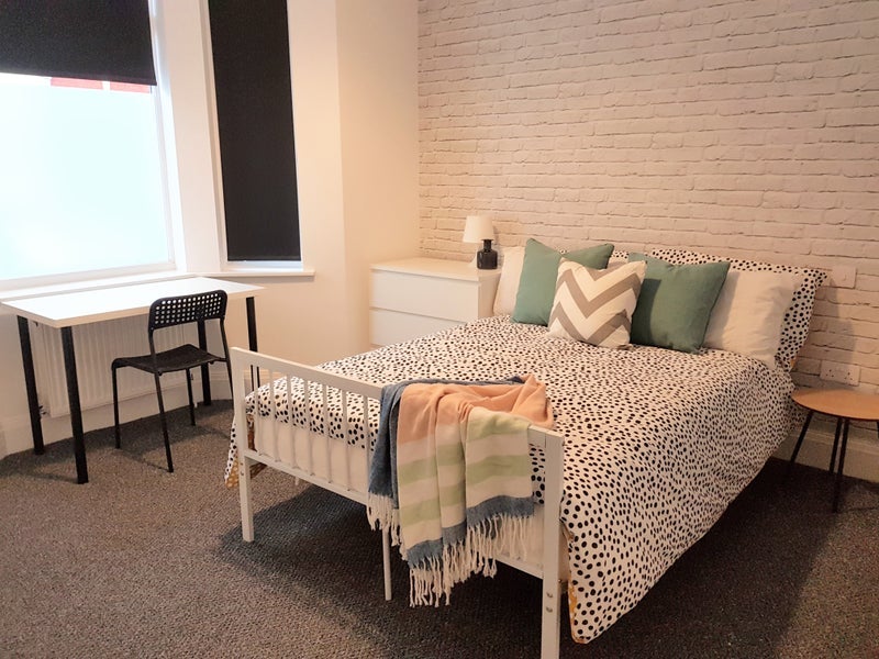 Room Esher Road in Liverpool