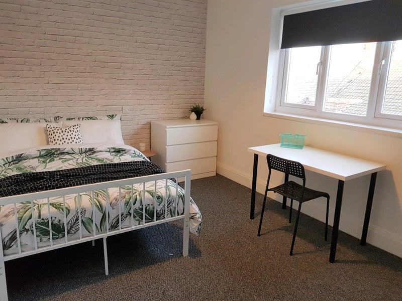 Room Esher Road in Liverpool