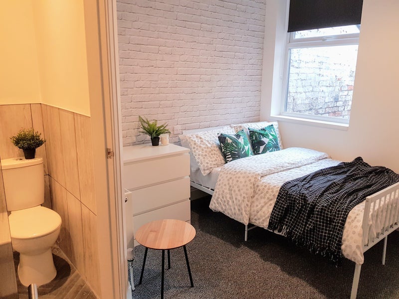 Room Esher Road in Liverpool