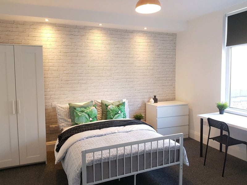 Room Esher Road in Liverpool
