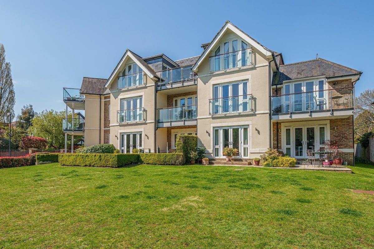 Flat Longworth Drive in Maidenhead