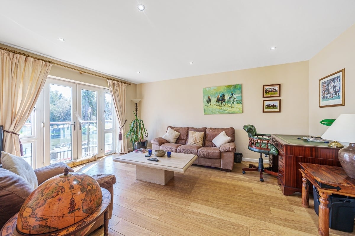 Flat Longworth Drive in Maidenhead