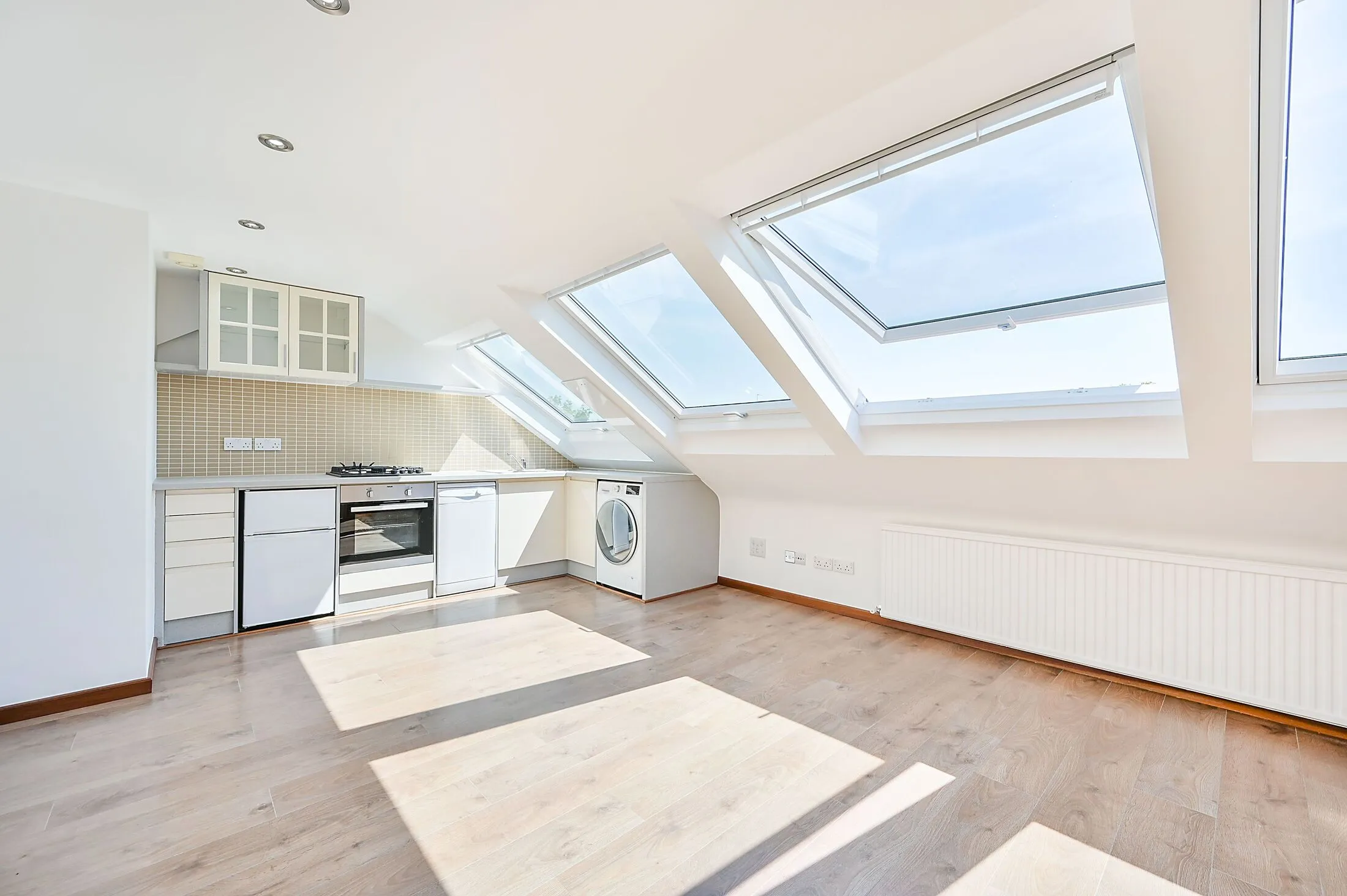 Flat Gunnersbury Lane in Greater London