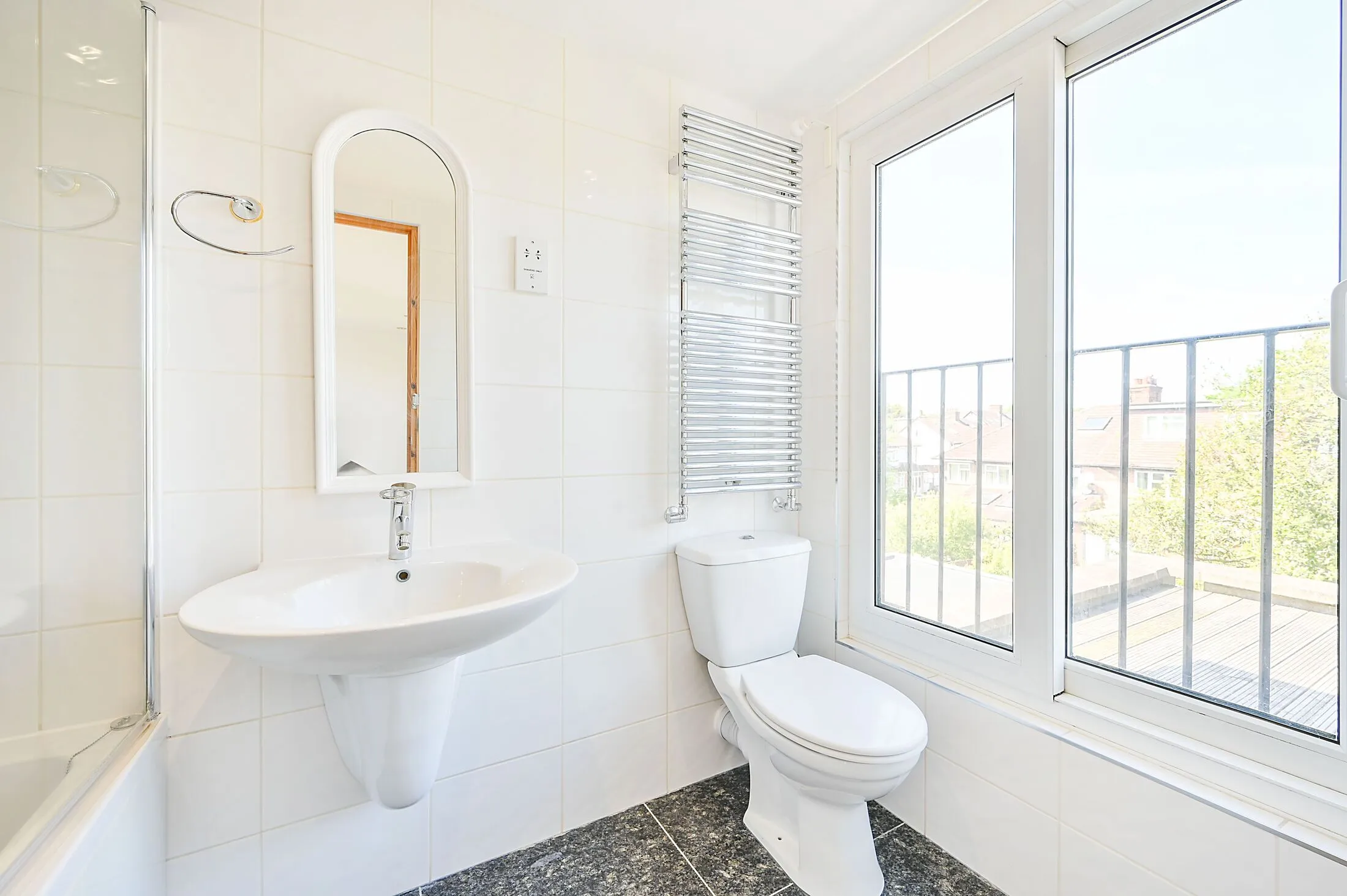 Flat Gunnersbury Lane in Greater London