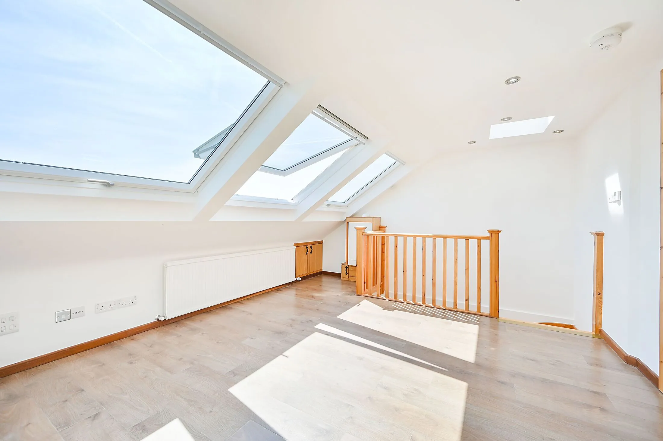 Flat Gunnersbury Lane in Greater London