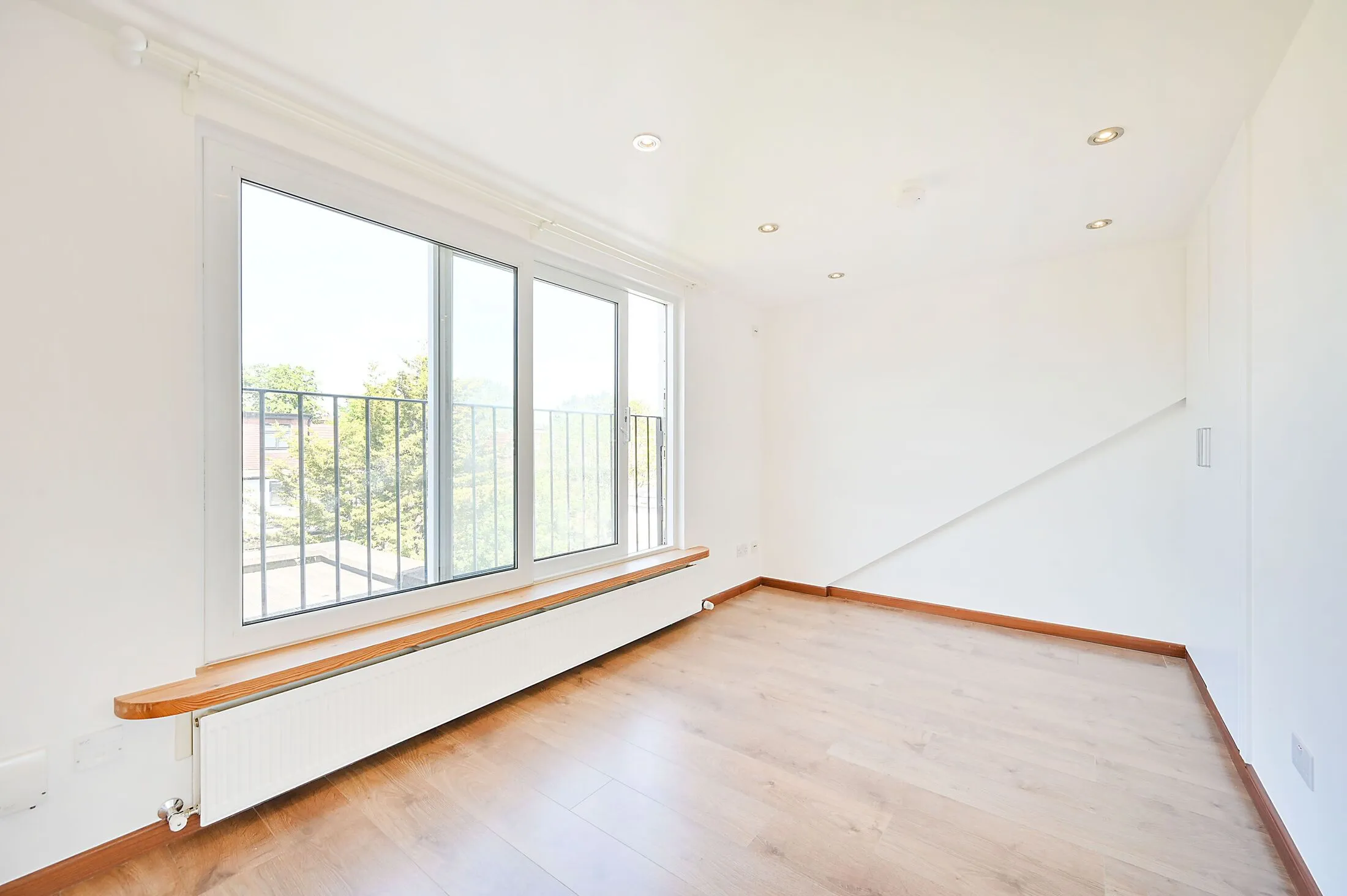 Flat Gunnersbury Lane in Greater London