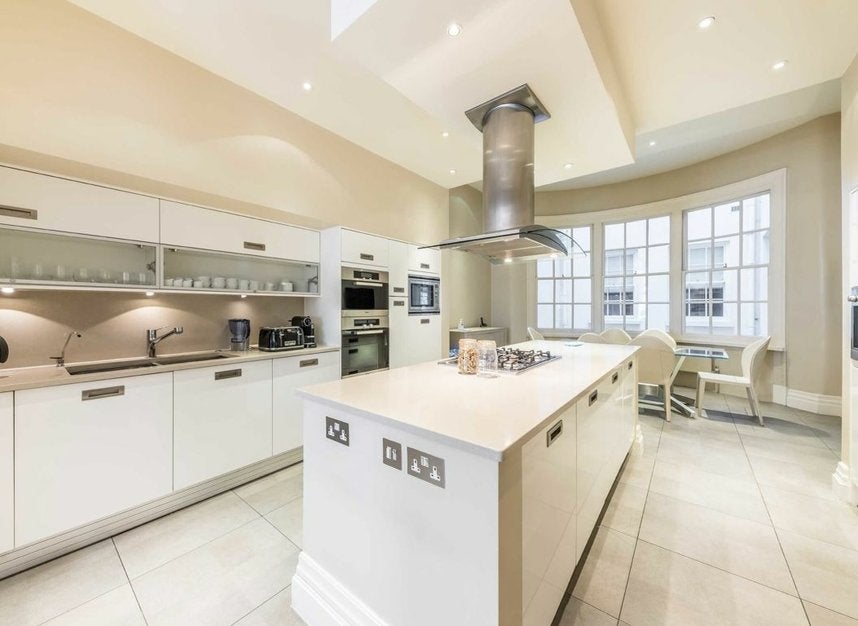 Flat Upper Grosvenor Street in City of Westminster