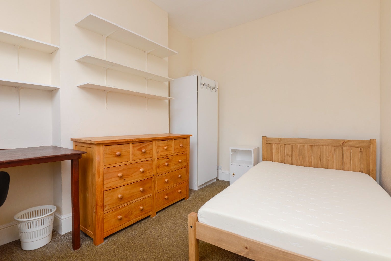 Room Beaconsfield Road in Canterbury