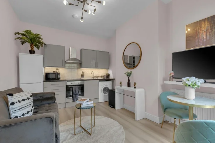 Flat Lena Gardens in Greater London