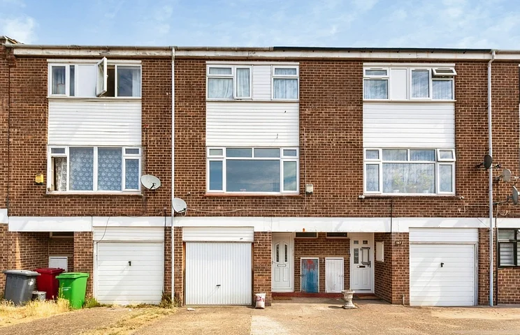 House Weekes Drive in Slough