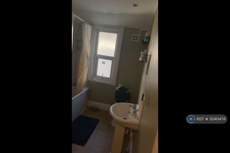 Room Welholme Road in Grimsby