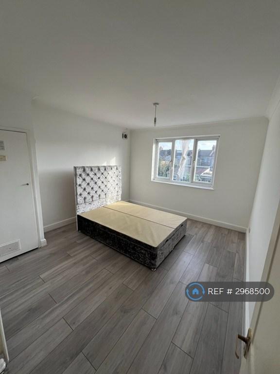 Flat Thorold Road in Greater London