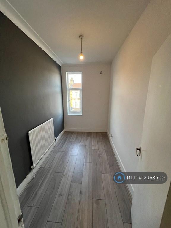Flat Thorold Road in Greater London