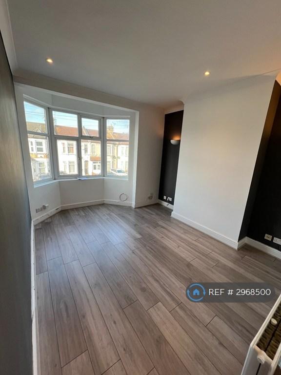 Flat Thorold Road in Greater London