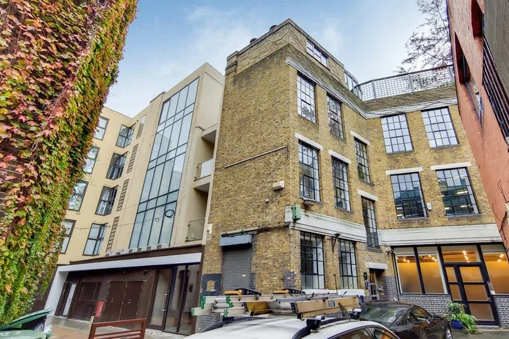 Flat Vine Yard in Greater London