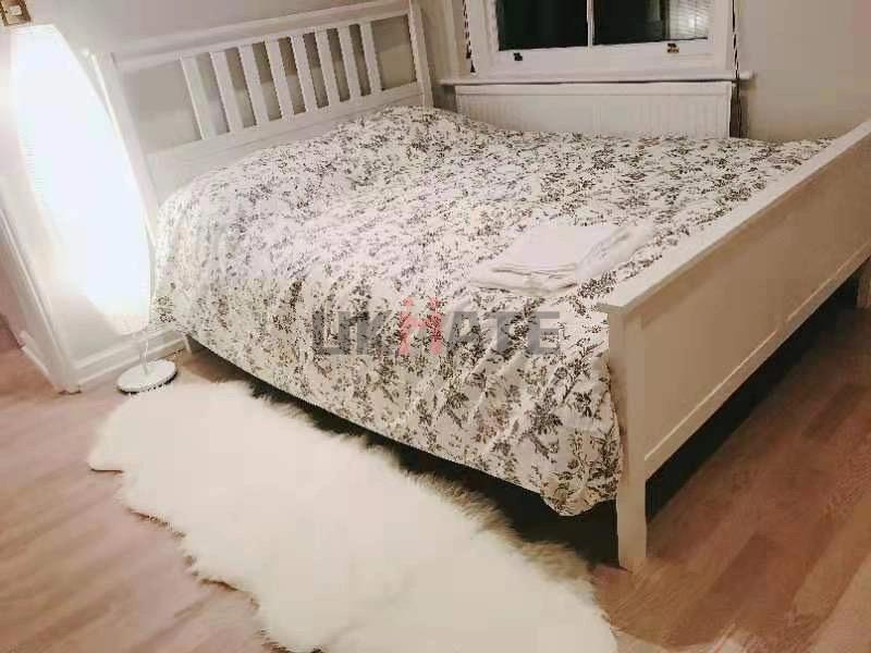 Flat Penywern Road in London