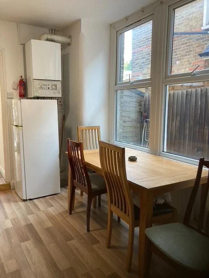 Room Forest Road in Greater London