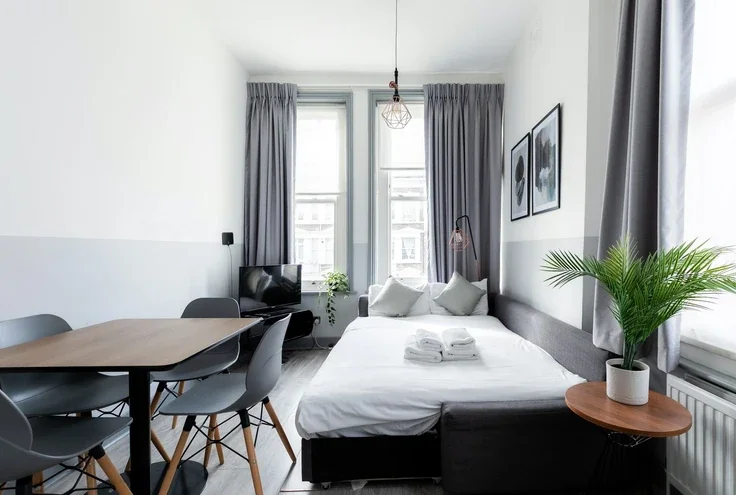 Flat Nevern Road in Greater London
