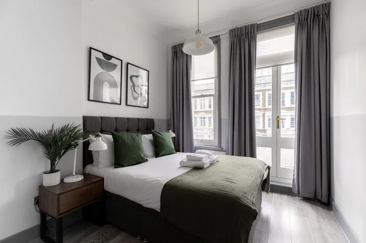 Flat Nevern Road in Greater London