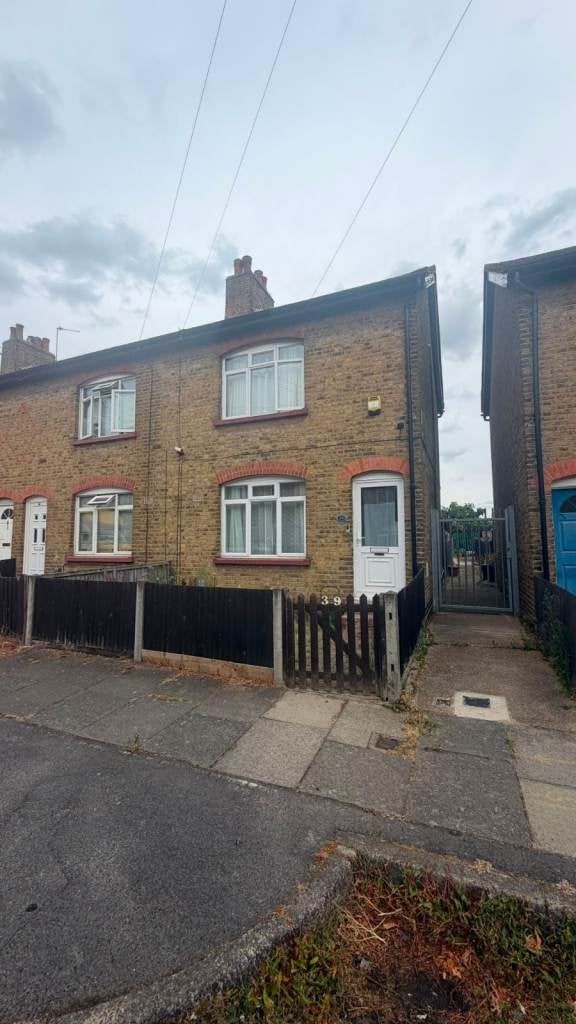House Rosedale Avenue in Greater London