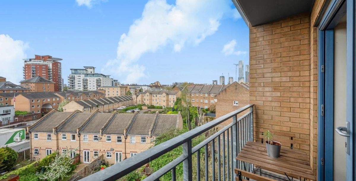 Flat Sherwood Gardens in Greater London
