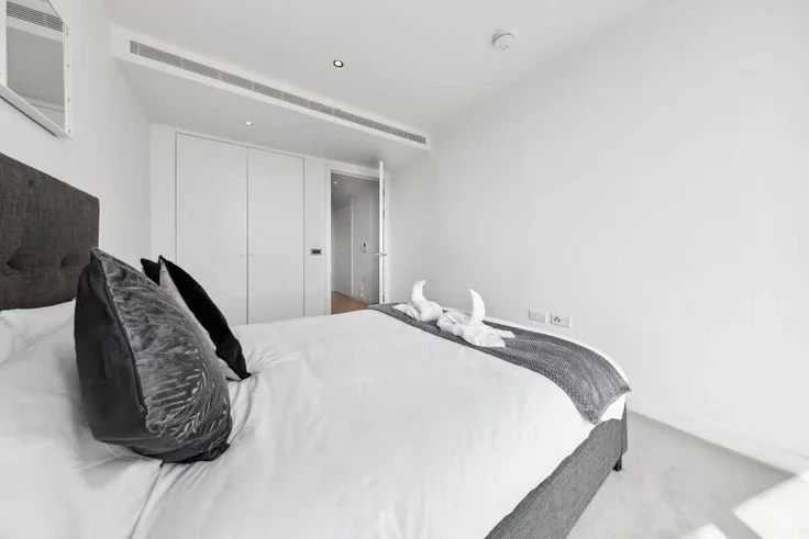 Flat Wyvil Road in Greater London