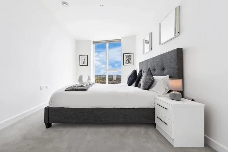 Flat Wyvil Road in Greater London