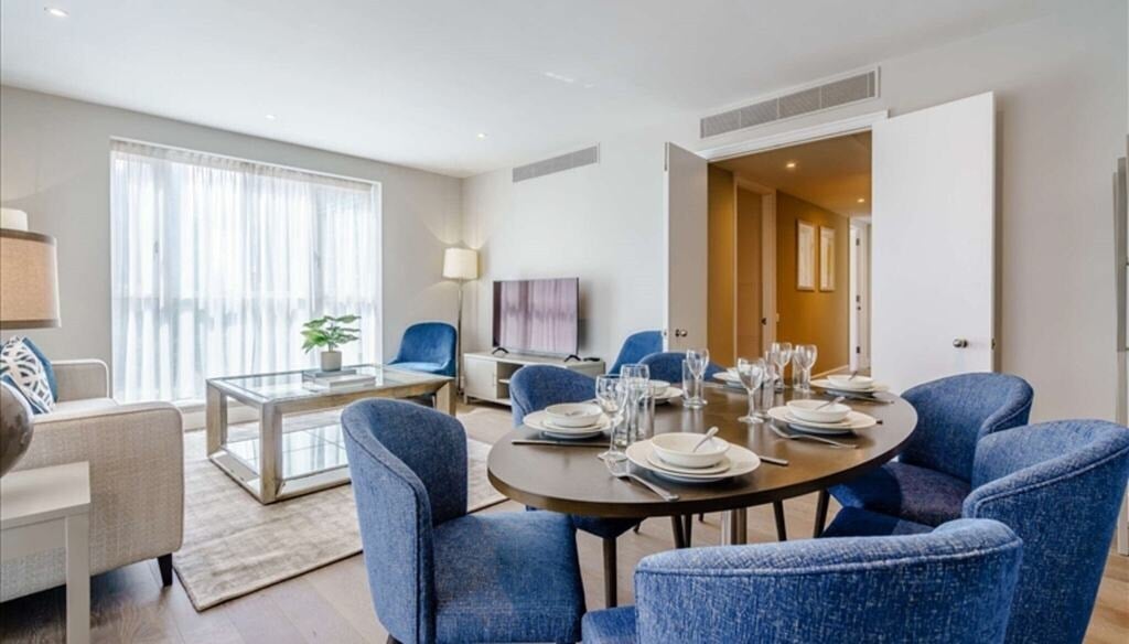 Flat Westferry Circus in Greater London