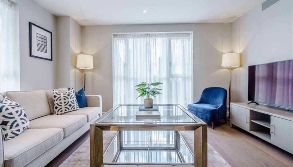 Flat Westferry Circus in Greater London