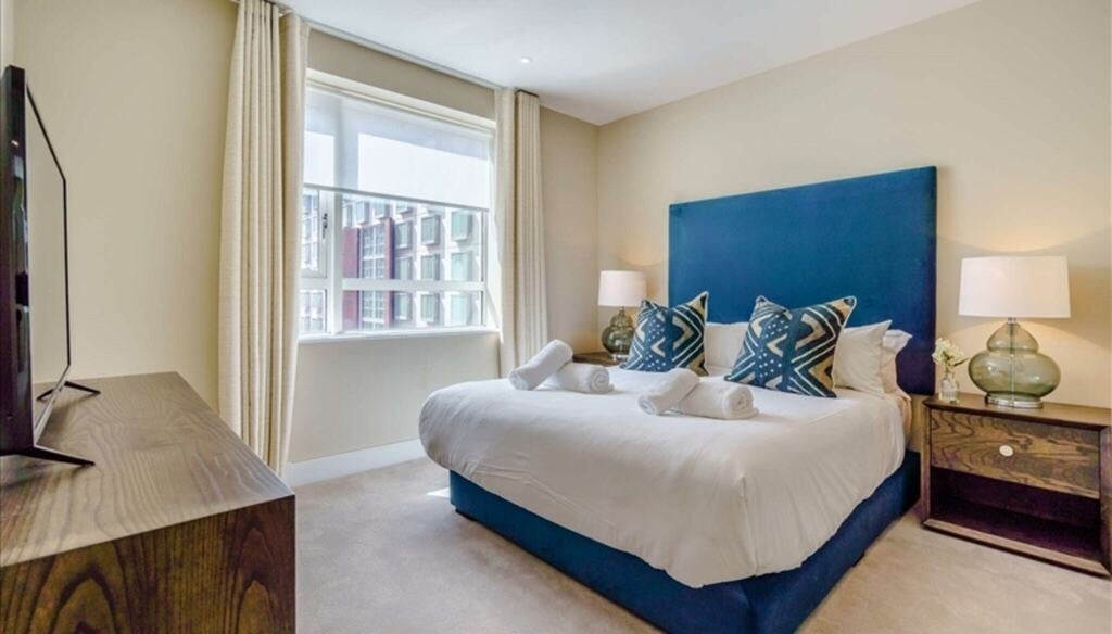 Flat Westferry Circus in Greater London