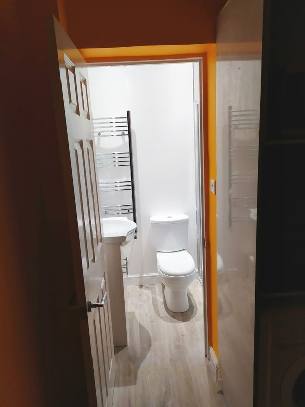 Room Toley Avenue in Greater London