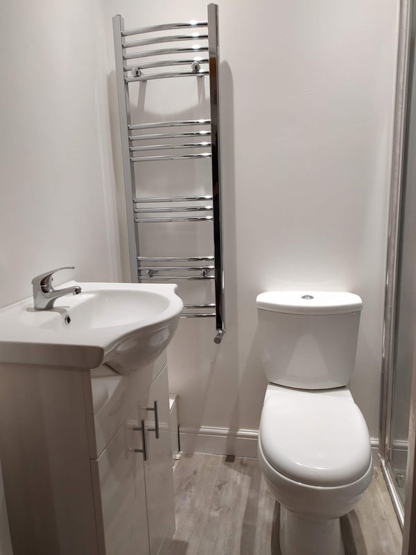 Room Toley Avenue in Greater London