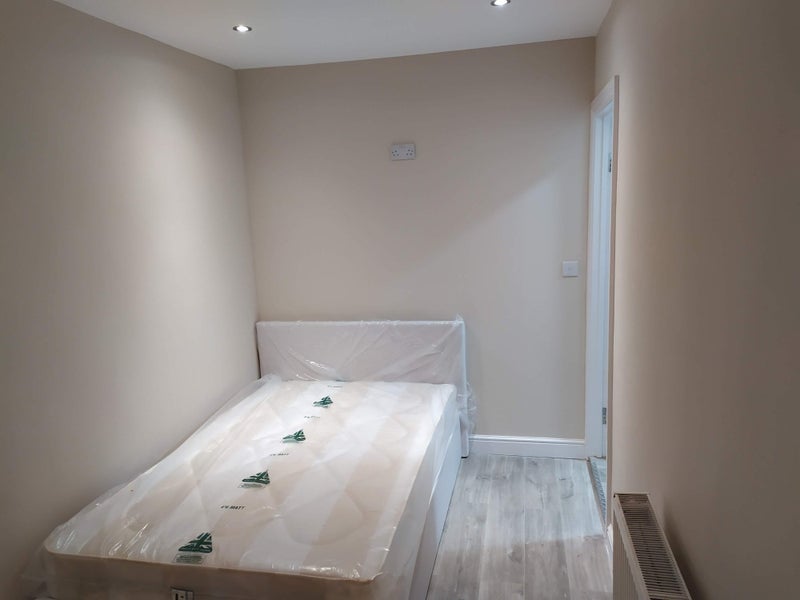 Room Toley Avenue in Greater London