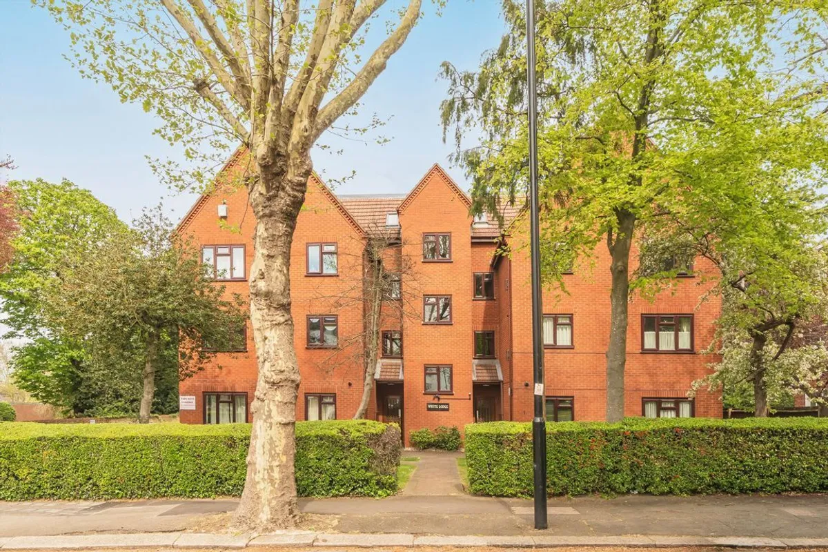 Flat Castlebar Park in Greater London
