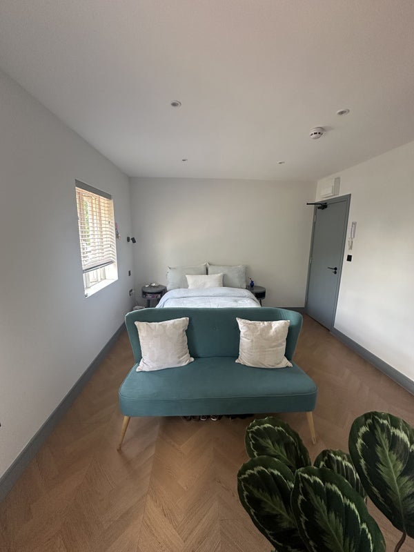 Room Furneaux Avenue in Greater London