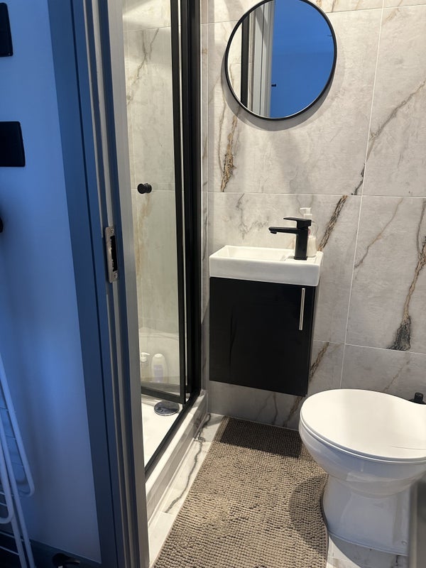 Room Furneaux Avenue in Greater London