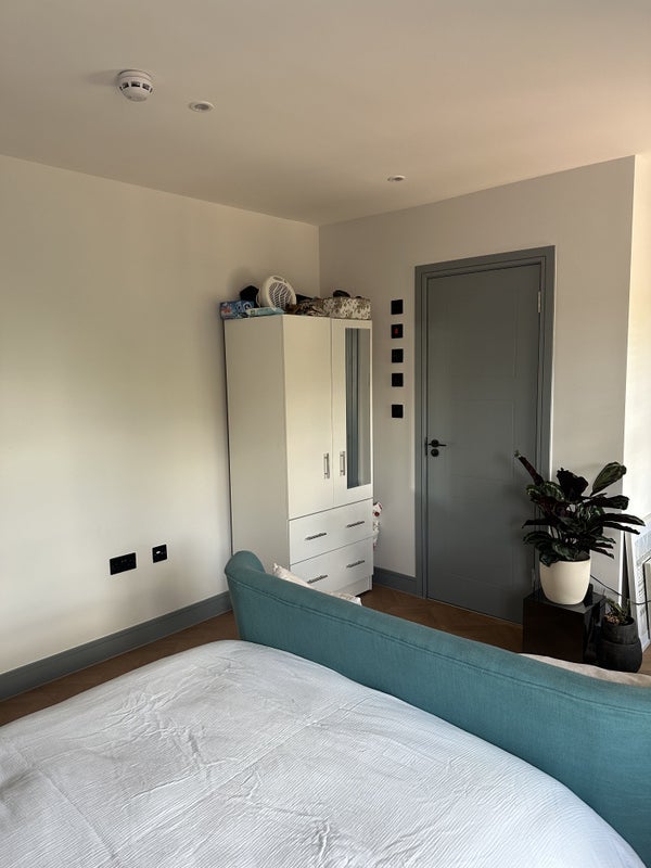 Room Furneaux Avenue in Greater London